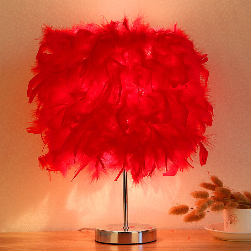 Celestia Feather Accent Table Lamp / Wine red